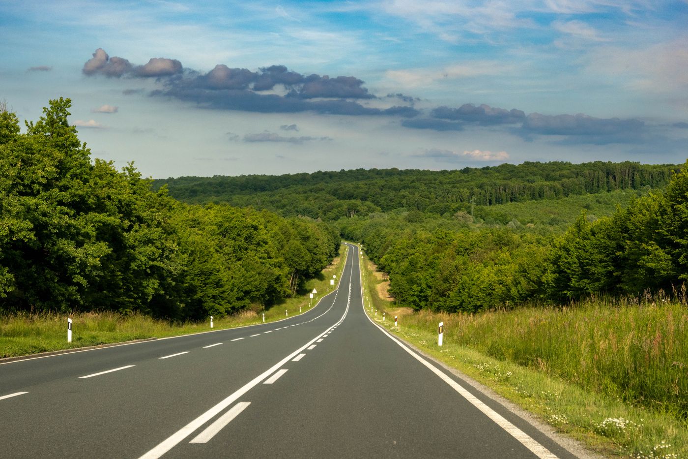 Route traversant un paysage de campagne